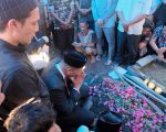Dalam suasana penuh duka, Bupati Bantaeng, M. Fathul Fauzy Nurdin, memimpin upacara pelepasan jenazah almarhum mantan Wakil Bupati Bantaeng, periode 2013-2018, Drs. H. Muhammad Yasin, di Halaman Kantor Bupati Bantaeng, Sabtu 27 Juni 2026.