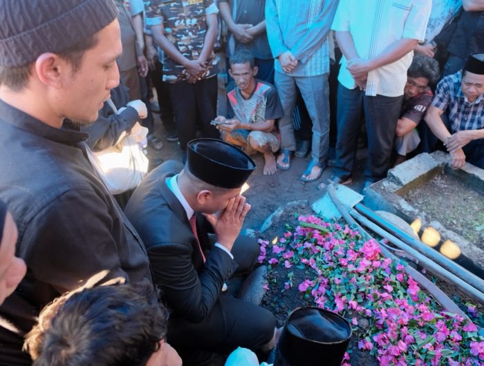Dalam suasana penuh duka, Bupati Bantaeng, M. Fathul Fauzy Nurdin, memimpin upacara pelepasan jenazah almarhum mantan Wakil Bupati Bantaeng, periode 2013-2018, Drs. H. Muhammad Yasin, di Halaman Kantor Bupati Bantaeng, Sabtu 27 Juni 2026.