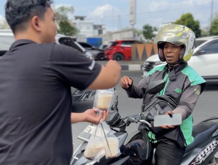 Heboh di Pettarani Makassar! Komar Bagi-Bagi Kopi Gratis Saat Buka Cabang Baru 12 IMG 8340