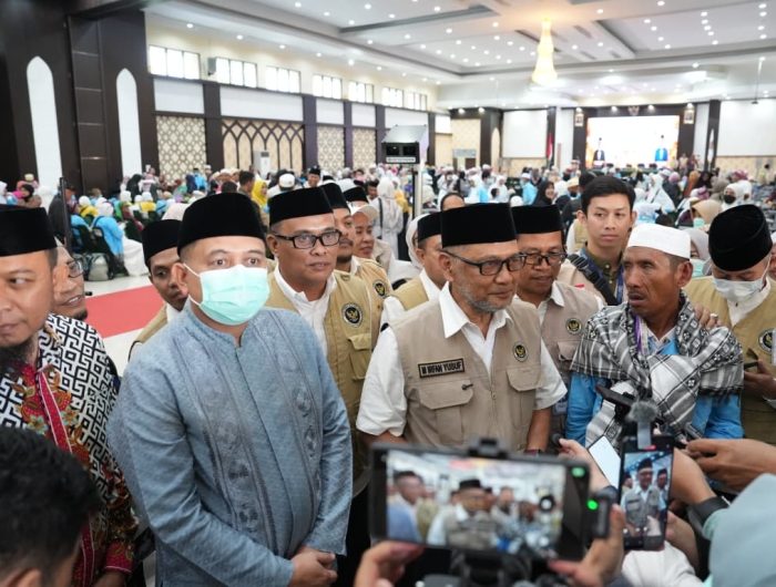 Wali Kota Appi Dampingi Menhaj RI Sambut Kepulangan Jemaah Haji Kota Makassar 13 eaa5f5be 5b4a 47f2 8969 9427886de36a