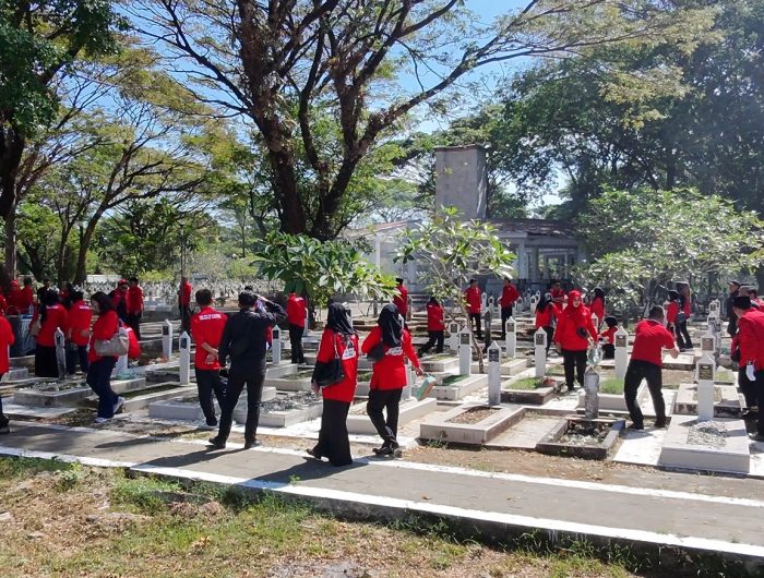 PDIP Sulsel Maknai Bulan Bung Karno dengan Ziarah, Bersih Makam, dan Berbagi untuk Warga 13 84268fc8 9090 472d b27c 8221e3efead2
