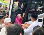 Sebanyak 321 Jamaah Haji asal Kabupaten Bantaeng telah kembali di tanah air usai menunaikan rukun Islam yang kelima. Kedatangan para tamu Allah disambut langsung oleh Bupati Bantaeng, M. Fathul Fauzy Nurdin, di Gedung Balai Kartini Kabupaten Bantaeng, Rabu (1/7/2026).