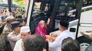 Sebanyak 321 Jamaah Haji asal Kabupaten Bantaeng telah kembali di tanah air usai menunaikan rukun Islam yang kelima. Kedatangan para tamu Allah disambut langsung oleh Bupati Bantaeng, M. Fathul Fauzy Nurdin, di Gedung Balai Kartini Kabupaten Bantaeng, Rabu (1/7/2026).