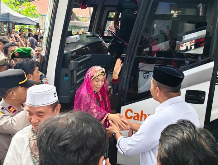 Bupati Uji Nurdin Sambut Kepulangan Jemaah Haji, 321 Jemaah Kembali dengan Selamat 13 Sebanyak 321 Jamaah Haji asal Kabupaten Bantaeng telah kembali di tanah air usai menunaikan rukun Islam yang kelima. Kedatangan para tamu Allah disambut langsung oleh Bupati Bantaeng, M. Fathul Fauzy Nurdin, di Gedung Balai Kartini Kabupaten Bantaeng, Rabu (1/7/2026).