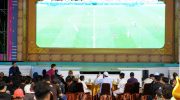 Gubernur Sulawesi Selatan, Andi Sudirman Sulaiman, menggelar nonton bareng (nobar) pertandingan Piala Dunia 2026 antara Portugal melawan Spanyol bersama 500-an masyarakat di Halaman Rumah Jabatan Gubernur Sulsel, Selasa (7/7/2026) dini hari.