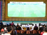 Gubernur Sulawesi Selatan, Andi Sudirman Sulaiman, menggelar nonton bareng (nobar) pertandingan Piala Dunia 2026 antara Portugal melawan Spanyol bersama 500-an masyarakat di Halaman Rumah Jabatan Gubernur Sulsel, Selasa (7/7/2026) dini hari.
