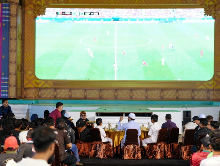 Gubernur Sulsel Nobar Piala Dunia Bersama Ratusan Warga dan Libatkan UMKM Lokal 13 Gubernur Sulawesi Selatan, Andi Sudirman Sulaiman, menggelar nonton bareng (nobar) pertandingan Piala Dunia 2026 antara Portugal melawan Spanyol bersama 500-an masyarakat di Halaman Rumah Jabatan Gubernur Sulsel, Selasa (7/7/2026) dini hari.