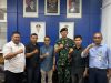 Pelaksana Tugas (PLT) Direktur Utama (Dirut) Perumda Air Minum (PDAM) Kota Makassar, Andi Syahrum, didampingi Plt Kepala Bagian Distribusi dan Kehilangan Air (DKA) Wahidin serta Plt Kepala Bagian Perencanaan Teknik Rimbawan menerima kunjungan silaturahmi dan audiensi Komandan Batalyon Kavaleri (Danyonkav)-10 Mendagiri, Letkol Kav Agus Widodo,, beserta jajaran di Kantor Perumda Air Minum Kota Makassar, Jalan Dr. Ratulangi, Selasa (7/7/2026).