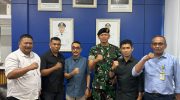 Pelaksana Tugas (PLT) Direktur Utama (Dirut) Perumda Air Minum (PDAM) Kota Makassar, Andi Syahrum, didampingi Plt Kepala Bagian Distribusi dan Kehilangan Air (DKA) Wahidin serta Plt Kepala Bagian Perencanaan Teknik Rimbawan menerima kunjungan silaturahmi dan audiensi Komandan Batalyon Kavaleri (Danyonkav)-10 Mendagiri, Letkol Kav Agus Widodo,, beserta jajaran di Kantor Perumda Air Minum Kota Makassar, Jalan Dr. Ratulangi, Selasa (7/7/2026).