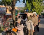 Pemerintah Kota Parepare yang terdiri dari gabungan Satpol PP, Dinas Perhubungan dan unsur Kelurahan Lumpue melakukan penertiban Pedagang Kaki Lima (PKL) di dekat Jembatan Sumpang.