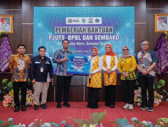 Bupati Bantaeng, Muh. Fathul Fauzy Nurdin hadir langsung sekaligus turut menyambut kedatangan Penasihat Dharma Wanita Persatuan (DWP) Kementerian Energi dan Sumber Daya Mineral (ESDM), Sri Suparni Bahlil, yang datang dalam rangka melakukan kunjungan kerja di Kabupaten Barru, Kamis, 9 Juli 2026.