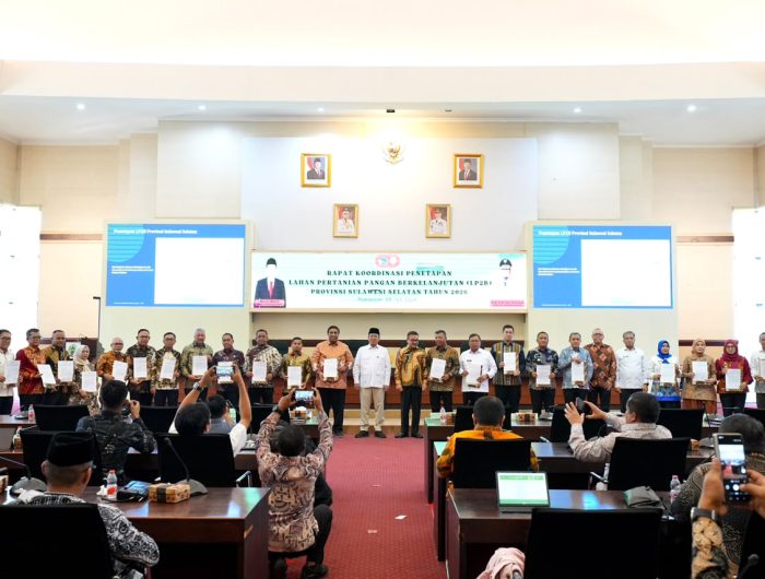 Menteri ATR/BPN Apresiasi Sulsel Lampaui Target Nasional Perlindungan LP2B Tiga Tahun Lebih Cepat 13 Menteri Agraria dan Tata Ruang/Kepala Badan Pertanahan Nasional (ATR/BPN), Nusron Wahid, menegaskan komitmen pemerintah dalam memprioritaskan perlindungan lahan pertanian sebagai upaya menjaga ketahanan pangan nasional. Langkah tersebut dinilai penting di tengah meningkatnya kebutuhan lahan untuk berbagai program strategis pemerintah.