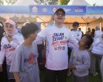 Sekretaris Daerah Provinsi Sulawesi Selatan, Jufri Rahman bersama Ketua Dharma Wanita Persatuan (DWP) Sulsel Melani Simon Jufri meninjau pelayanan kesehatan gratis di Lapangan Hasanuddin, Jalan Jenderal Sudirman, Makassar, Sabtu (11/7/2026).
