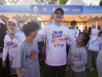 Sekretaris Daerah Provinsi Sulawesi Selatan, Jufri Rahman bersama Ketua Dharma Wanita Persatuan (DWP) Sulsel Melani Simon Jufri meninjau pelayanan kesehatan gratis di Lapangan Hasanuddin, Jalan Jenderal Sudirman, Makassar, Sabtu (11/7/2026).