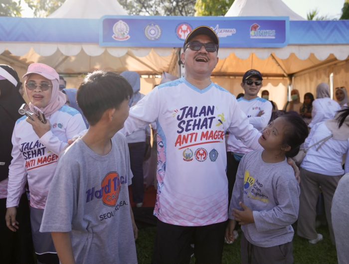 Sekretaris Daerah Provinsi Sulawesi Selatan, Jufri Rahman bersama Ketua Dharma Wanita Persatuan (DWP) Sulsel Melani Simon Jufri meninjau pelayanan kesehatan gratis di Lapangan Hasanuddin, Jalan Jenderal Sudirman, Makassar, Sabtu (11/7/2026).