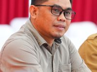 Viralnya potongan pidato Gubernur Sulawesi Selatan, Andi Sudirman Sulaiman, tentang aksi warga menanam pohon pisang di jalan rusak memunculkan beragam reaksi. Di media sosial, potongan video tersebut membentuk kesan bahwa gubernur antikritik dan tidak menghargai aspirasi masyarakat. Padahal, ketika pidato itu ditempatkan dalam konteks yang utuh, maknanya menjadi jauh berbeda.