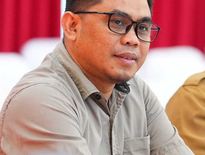 1.400 Kilometer Jalan vs Pohon Pisang: Memahami Konteks Sebelum Menghakimi 13 Viralnya potongan pidato Gubernur Sulawesi Selatan, Andi Sudirman Sulaiman, tentang aksi warga menanam pohon pisang di jalan rusak memunculkan beragam reaksi. Di media sosial, potongan video tersebut membentuk kesan bahwa gubernur antikritik dan tidak menghargai aspirasi masyarakat. Padahal, ketika pidato itu ditempatkan dalam konteks yang utuh, maknanya menjadi jauh berbeda.
