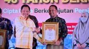 Gubernur Sulawesi Selatan Andi Sudirman Sulaiman menerima penghargaan dari Ketua Dewan Kerajinan Nasional (Dekranas), Selvi Ananda Rakabuming, atas kontribusi nyata dan peran aktif dalam pengembangan wastra dan kriya Sulawesi Selatan.