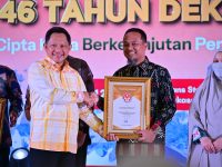 Gubernur Sulawesi Selatan Andi Sudirman Sulaiman menerima penghargaan dari Ketua Dewan Kerajinan Nasional (Dekranas), Selvi Ananda Rakabuming, atas kontribusi nyata dan peran aktif dalam pengembangan wastra dan kriya Sulawesi Selatan.