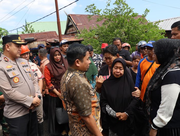 Tasming Hamid Tinjau Lokasi Kebakaran di Jalan Mayor Haddade, Pastikan Korban dan Penanganan Maksimal 13 Wali Kota Parepare, Tasming Hamid, langsung turun ke lokasi kebakaran yang terjadi di Jalan Mayor Haddade, Kamis (16/7/2026), untuk memastikan proses penanganan berjalan maksimal dan kondisi para korban.