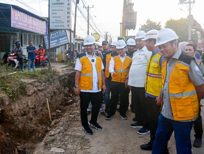 Gubernur Andi Sudirman Jawab Keluhan Warga Moncongloe Maros 13 Keluhan masyarakat terkait kondisi Jalan Poros Moncongloe-Pamanjengan di Kecamatan Moncongloe, Kabupaten Maros, mulai mendapat titik terang.
