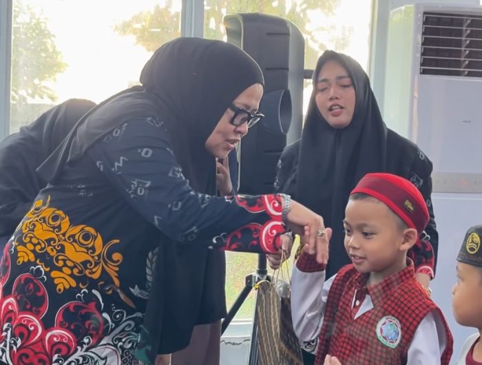 Hari Anak Nasional, Dispusarsip Sulsel Ajak Anak Gemar Membaca melalui Literasi Interaktif 13 Dinas Perpustakaan dan Kearsipan Provinsi Sulawesi Selatan memperingati Hari Anak Nasional (HAN) ke-42 dengan menggelar kegiatan literasi interaktif yang diikuti siswa Sekolah Dasar Islam Terpadu (SDIT) Ar Rafii Makassar di UPT Perpustakaan Dispusip Sulsel, Kamis (23/7/2026).