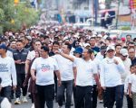 Ribuan masyarakat memadati Alun-Alun Kota Rantepao, Kabupaten Toraja Utara, untuk mengikuti kegiatan Jalan Sehat Anti Mager yang dilepas langsung oleh Gubernur Sulawesi Selatan, Andi Sudirman Sulaiman, Sabtu (25/7/2026) pagi.