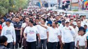 Ribuan masyarakat memadati Alun-Alun Kota Rantepao, Kabupaten Toraja Utara, untuk mengikuti kegiatan Jalan Sehat Anti Mager yang dilepas langsung oleh Gubernur Sulawesi Selatan, Andi Sudirman Sulaiman, Sabtu (25/7/2026) pagi.