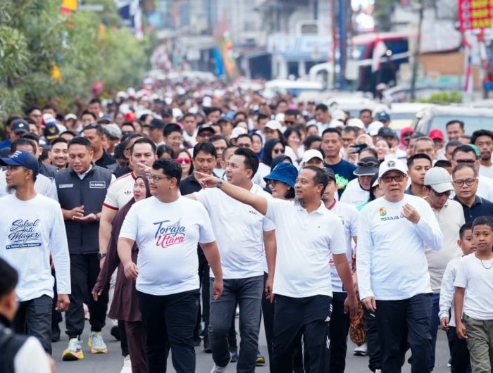 Ribuan masyarakat memadati Alun-Alun Kota Rantepao, Kabupaten Toraja Utara, untuk mengikuti kegiatan Jalan Sehat Anti Mager yang dilepas langsung oleh Gubernur Sulawesi Selatan, Andi Sudirman Sulaiman, Sabtu (25/7/2026) pagi.