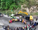 Pemerintah Provinsi Sulawesi Selatan resmi memulai pembangunan ruas jalan Rantepao–Pangala–Baruppu hingga perbatasan Provinsi Sulawesi Barat. Proyek strategis tersebut ditandai dengan prosesi *ground breaking* yang dipimpin Gubernur Sulawesi Selatan Andi Sudirman Sulaiman di Kabupaten Toraja Utara, Sabtu (25/7/2026).