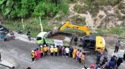 Pemerintah Provinsi Sulawesi Selatan resmi memulai pembangunan ruas jalan Rantepao–Pangala–Baruppu hingga perbatasan Provinsi Sulawesi Barat. Proyek strategis tersebut ditandai dengan prosesi *ground breaking* yang dipimpin Gubernur Sulawesi Selatan Andi Sudirman Sulaiman di Kabupaten Toraja Utara, Sabtu (25/7/2026).