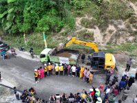 Pemerintah Provinsi Sulawesi Selatan resmi memulai pembangunan ruas jalan Rantepao–Pangala–Baruppu hingga perbatasan Provinsi Sulawesi Barat. Proyek strategis tersebut ditandai dengan prosesi *ground breaking* yang dipimpin Gubernur Sulawesi Selatan Andi Sudirman Sulaiman di Kabupaten Toraja Utara, Sabtu (25/7/2026).