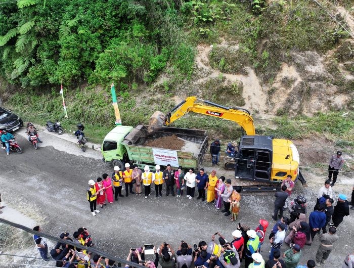 Ground Breaking Jalan Rantepao–Baruppu Dimulai, Pemprov Sulsel Gelontorkan Rp239 Miliar untuk Perkuat Konektivitas 13 Pemerintah Provinsi Sulawesi Selatan resmi memulai pembangunan ruas jalan Rantepao–Pangala–Baruppu hingga perbatasan Provinsi Sulawesi Barat. Proyek strategis tersebut ditandai dengan prosesi *ground breaking* yang dipimpin Gubernur Sulawesi Selatan Andi Sudirman Sulaiman di Kabupaten Toraja Utara, Sabtu (25/7/2026).