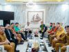 Gubernur Sulawesi Selatan, Andi Sudirman Sulaiman, menyambut kedatangan Tim Asesor UNESCO Global Geopark, Mr. Soo Jae Lee dari Korea Selatan dan Mr. Xiaoping Qiu dari People’s Republic of China, di Bandara Internasional Sultan Hasanuddin, Senin (27/7/2026).