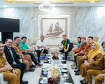 Gubernur Sulawesi Selatan, Andi Sudirman Sulaiman, menyambut kedatangan Tim Asesor UNESCO Global Geopark, Mr. Soo Jae Lee dari Korea Selatan dan Mr. Xiaoping Qiu dari People’s Republic of China, di Bandara Internasional Sultan Hasanuddin, Senin (27/7/2026).