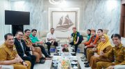 Gubernur Sulawesi Selatan, Andi Sudirman Sulaiman, menyambut kedatangan Tim Asesor UNESCO Global Geopark, Mr. Soo Jae Lee dari Korea Selatan dan Mr. Xiaoping Qiu dari People’s Republic of China, di Bandara Internasional Sultan Hasanuddin, Senin (27/7/2026).