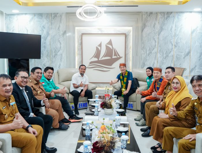 Gubernur Sulsel Sambut Asesor UNESCO, Optimistis Maros Pangkep Pertahankan Status Global Geopark 13 Gubernur Sulawesi Selatan, Andi Sudirman Sulaiman, menyambut kedatangan Tim Asesor UNESCO Global Geopark, Mr. Soo Jae Lee dari Korea Selatan dan Mr. Xiaoping Qiu dari People’s Republic of China, di Bandara Internasional Sultan Hasanuddin, Senin (27/7/2026).