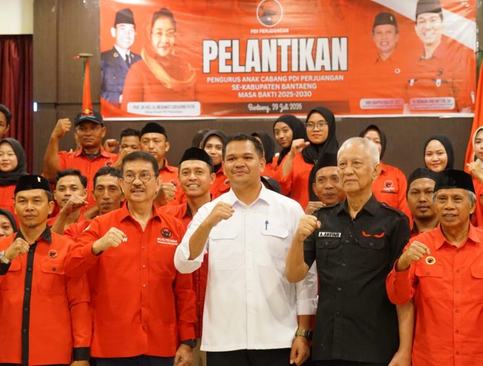 Bupati Baanteng, M. Fathul Fauzy Nurdin siap membesarkan PDI Perjuangan (PDIP). Komitmen tersebut disampaikan dihadapan Ketua Ketua DPD PDI Perjuangan Sulsel, Andi Ridwan Wittiri (ARW) saat menghadiri Pelantikan Pengurus Anak Cabang PDIP Bantaeng, di Hotel Kirei Bantaeng, Rabu, (29/9/2026).