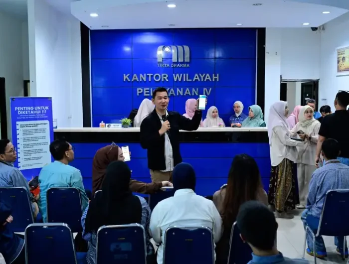 Dukung Program Munafri-Aliyah, Perumda Air Minum Makassar Gencarkan Transaksi QRIS 13 Perumda Air Minum Kota Makassar menggelar sosialisasi penggunaan QRIS sebagai metode pembayaran non-tunai di Kantor Wilayah Pelayanan IV, Jalan Ratulangi, Jumat (24/7/2026).