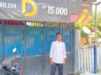Sejumlah mahasiswa asal Kabupaten Dompu mendesak Kepolisian Resor (Polres) Dompu, Nusa Tenggara Barat (NTB), untuk mempercepat penanganan kasus dugaan pengeroyokan, penganiayaan, pembakaran rumah, penjarahan, serta dugaan membawa senjata tajam yang menimpa seorang petani asal Kabupaten Bima, H. Hamdiah, beserta istrinya, Hj. Masdar.