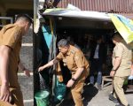 Wali Kota Makassar, Munafri Arifuddin, memilih memastikan langsung kondisi di lapangan. Tanpa menunggu laporan masuk ke meja kerjanya.