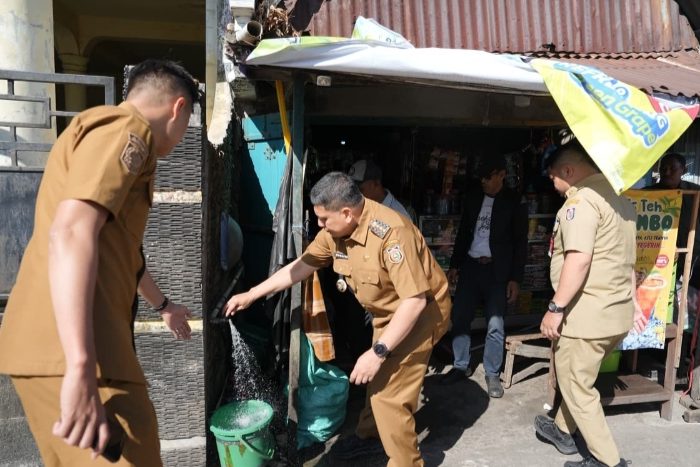 Wali Kota Makassar, Munafri Arifuddin, memilih memastikan langsung kondisi di lapangan. Tanpa menunggu laporan masuk ke meja kerjanya.