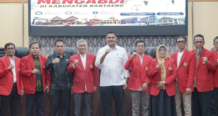 Bupati Uji Nurdin Gandeng Dewan Profesor Unhas, Fokus Tingkatkan PAD dan Benahi Pengelolaan Sampah 13 Pemerintah Kabupaten Bantaeng memperkuat kolaborasi dengan kalangan akademisi melalui Program Profesor Mengabdi yang digagas Dewan Profesor Universitas Hasanuddin (Unhas). Program tersebut diharapkan dapat menghadirkan rekomendasi berbasis kajian ilmiah untuk mendukung penyusunan kebijakan pembangunan daerah.