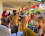 Bupati Bantaeng, M. Fathul Fauzy Nurdin didampingi, Ketua TP PKK Gunya Paramasukhaputri membuka Kegiatan Tracing Tuberkulosis (TB) Terintegrasi dengan Cek Kesehatan Gratis (CKG) di Kabupaten Bantaeng, yang digelar di Kantor Kelurahan Bonto Jaya, Kecamatan Bisappu, Senin, 3 Agustus 2026.