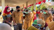 Bupati Bantaeng, M. Fathul Fauzy Nurdin didampingi, Ketua TP PKK Gunya Paramasukhaputri membuka Kegiatan Tracing Tuberkulosis (TB) Terintegrasi dengan Cek Kesehatan Gratis (CKG) di Kabupaten Bantaeng, yang digelar di Kantor Kelurahan Bonto Jaya, Kecamatan Bisappu, Senin, 3 Agustus 2026.