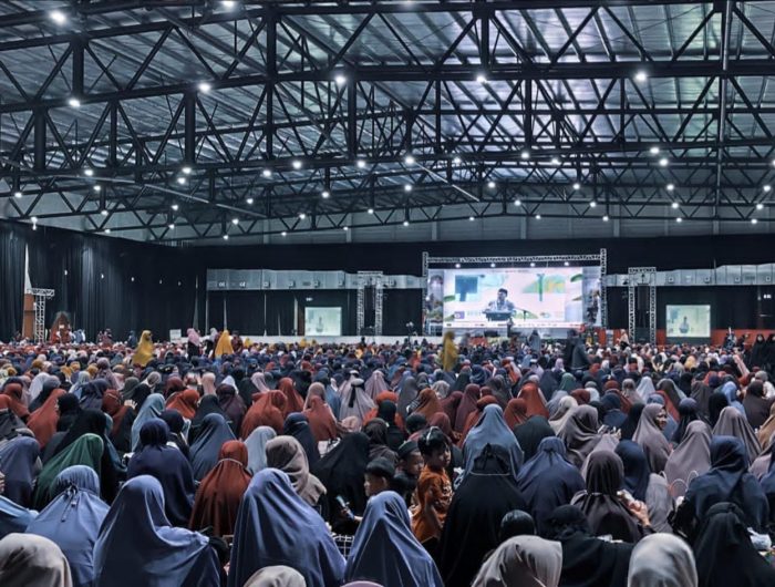 Ustazah Harisa Tipa: Muslimah Pendidik Pertama Keluarga dan Penggerak Perubahan Sosial 13 Ketua Muslimah Wahdah Islamiyah Pusat, Ustazah Hj. Harisa Tipa Abidin, S.Pd., M.Pd.I., menegaskan bahwa muslimah memiliki posisi strategis sebagai pendidik pertama dalam keluarga sekaligus penggerak perubahan sosial di tengah masyarakat.