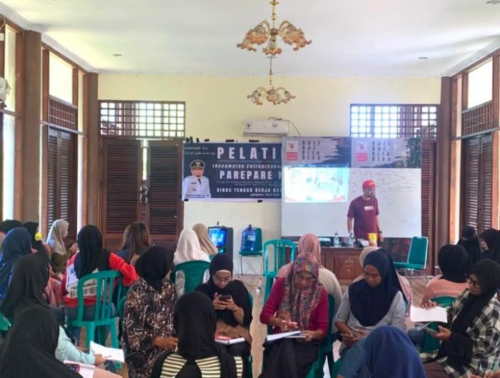 Tasming Hamid Dorong Peningkatan Literasi Keuangan Masyarakat Lewat Program GENCARKAN 13 Wali Kota Parepare, Tasming Hamid, mengapresiasi penyelenggaraan Edukasi Keuangan kepada Masyarakat Kota Parepare yang digelar Otoritas Jasa Keuangan (OJK) Provinsi Sulawesi Selatan dan Sulawesi Barat bersama Bank Mandiri dan Tim Percepatan Akses Keuangan Daerah (TPAKD) di Auditorium BJ Habibie, Rumah Jabatan Wali Kota Parepare, Kamis (6/8/2026).
