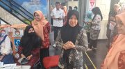 Kepala Dinas Kesehatan Kota Makassar, dr. Nursaida Sirajuddin, M.Kes., mengapresiasi kolaborasi antara Dharma Wanita Persatuan (DWP) Dinas Kesehatan Kota Makassar dan Korps Pegawai Republik Indonesia (Korpri) Dinas Kesehatan dalam pelaksanaan bakti sosial donor darah yang digelar di lobi Kantor Dinas Kesehatan Kota Makassar.