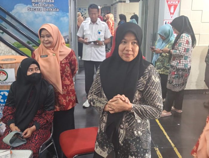 Kepala Dinas Kesehatan Kota Makassar, dr. Nursaida Sirajuddin, M.Kes., mengapresiasi kolaborasi antara Dharma Wanita Persatuan (DWP) Dinas Kesehatan Kota Makassar dan Korps Pegawai Republik Indonesia (Korpri) Dinas Kesehatan dalam pelaksanaan bakti sosial donor darah yang digelar di lobi Kantor Dinas Kesehatan Kota Makassar.