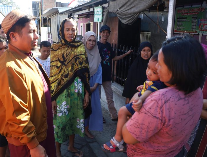 Tasming Hamid Tinjau Korban Kebakaran di Sumur Jodoh, Pastikan Bantuan Segera Disalurkan 13 Wali Kota Parepare, Tasming Hamid, turun langsung meninjau rumah warga yang terdampak musibah kebakaran di kawasan Sumur Jodoh, Kelurahan Cempae, Kecamatan Soreang, Parepare. (9/8/2026).